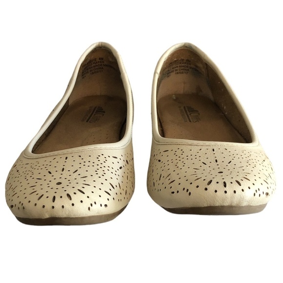 CLIFFS BY WHITE MOUNTAIN Karen Shoes Women's Size US8 Off White Flats Perforate - Picture 2 of 10
